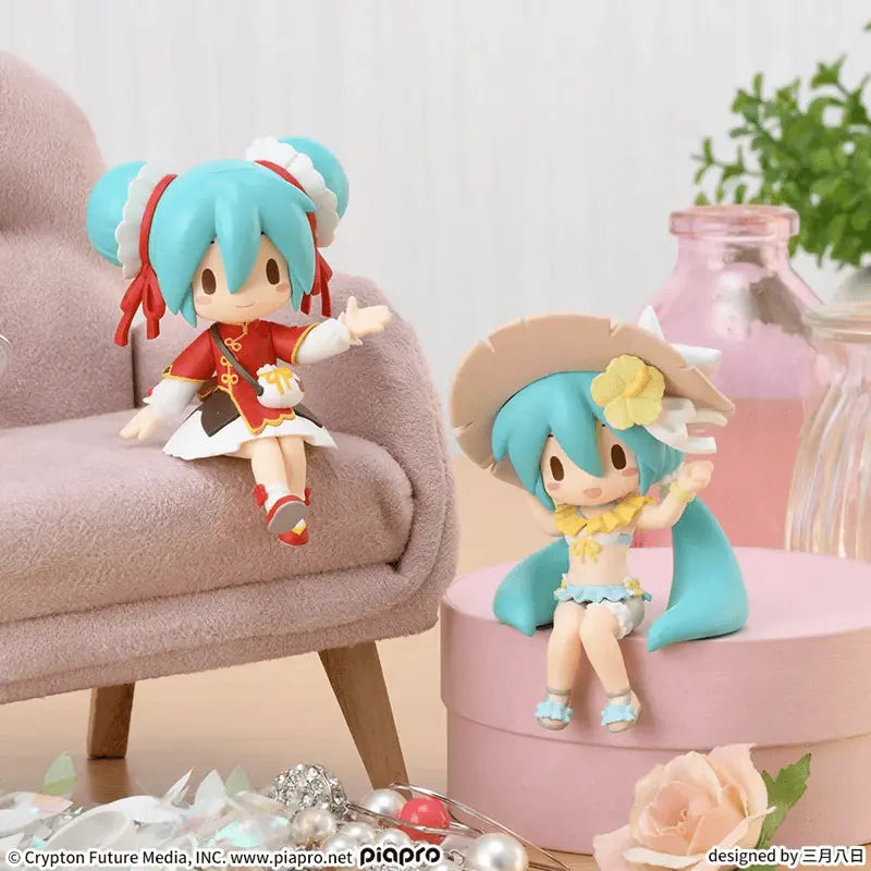 Hatsune Miku Perching Mini-Figure 2-pack - Chinatown & Swimsuit